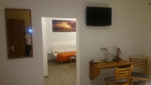 TV a/nebo společenská místnost v ubytování Hotel Gasthof Zur Krone