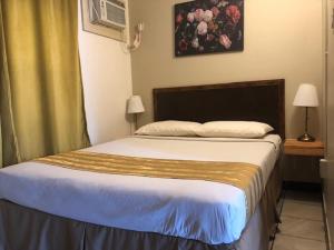 Postel nebo postele na pokoji v ubytování Thriftlodge Edmonton