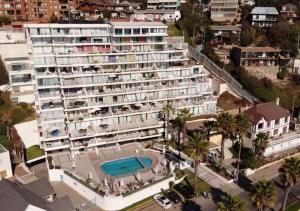 una vista aérea de un gran edificio con piscina en Playa Paraíso Resort, en Concón