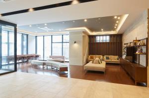 松本Iroha Grand Hotel Matsumoto Eki-Mae的带沙发和桌子的客厅