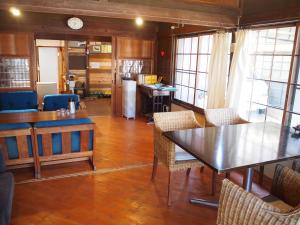 una sala de estar con mesa y sillas y una cocina en NORA, en Numazu