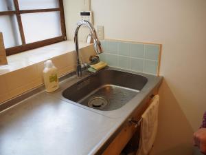 un fregadero en una cocina con ventana en NORA, en Numazu