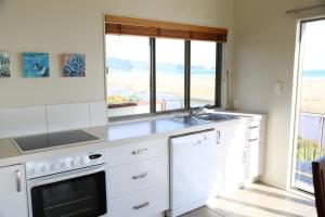 Kuchyň nebo kuchyňský kout v ubytování Gems Seaside Lodge