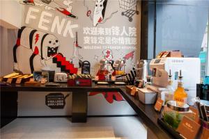 広州市にあるFenk Attitude Hotel Guangzhou Railway Stationのレストランのテーブル