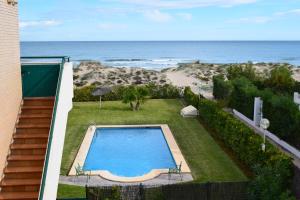 um quintal com piscina e praia em San Fernando Palace AT711 em Oliva