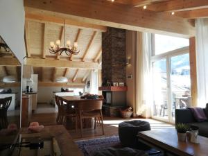 ein Wohnzimmer mit einem Tisch und einem Esszimmer in der Unterkunft Pure Hinterthal in Maria Alm am Steinernen Meer