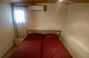 A bed or beds in a room at DÚPLEX Acollidor al Centre de Vic APTGARBI