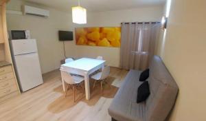 A kitchen or kitchenette at DÚPLEX Acollidor al Centre de Vic APTGARBI