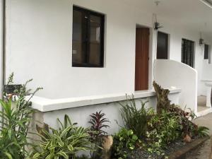 Um jardim no exterior de Silang Near Tagaytay Transient Rooms for Family