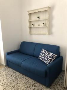 a blue couch with a pillow in a room at Residenza Marittima in Torre Canne