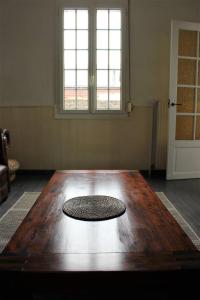 een kamer met een houten tafel met deksel bij L'écoutille in Dieppe
