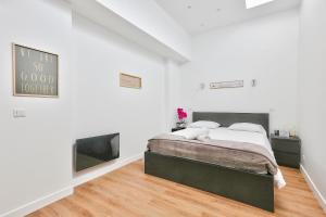 una camera bianca con letto e camino di 52 - Urban Collection Grands Boulevards a Parigi