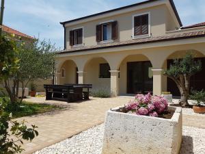 uma casa com uma mesa de piquenique em frente em Apartments ZARA & TONI em Zadar