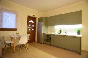 A kitchen or kitchenette at Nikoletta 4