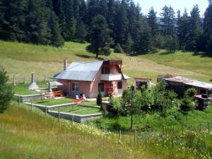 a small house in the middle of a field at Tolem in Borino