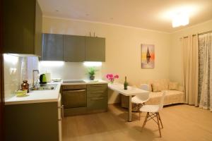 A kitchen or kitchenette at Nikoletta 5