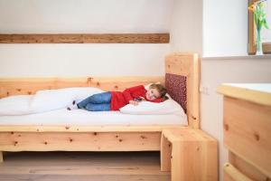 Ein kleines Mädchen auf einem Etagenbett in der Unterkunft Ferienhaus Almruhe in Schwanberg