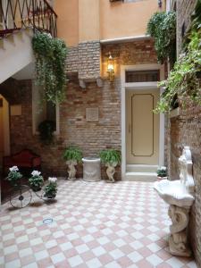 
a small bathroom with a stone staircase leading to a garden at Locanda Cà Le Vele in Venice
