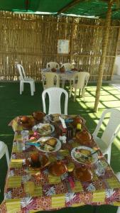 Um restaurante ou outro lugar para comer em Yonis Farm