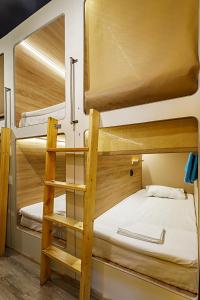 モスクワにあるCapsule hostel "Sleep QB" Novoslobodskayaの二段ベッド2組が備わる客室です。