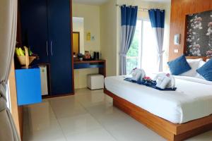 Rúm í herbergi á Calypso Patong Hotel