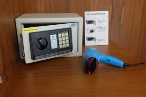 - un four micro-ondes avec télécommande bleue à côté dans l'établissement Calypso Patong Hotel, à Patong Beach