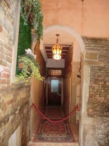 uma entrada para um edifício com um lustre em Locanda Cà Le Vele em Veneza