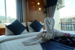 Rúm í herbergi á Calypso Patong Hotel