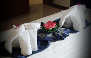 Rúm í herbergi á Calypso Patong Hotel