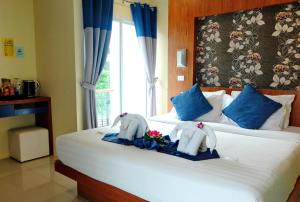 Rúm í herbergi á Calypso Patong Hotel