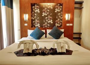 Rúm í herbergi á Calypso Patong Hotel