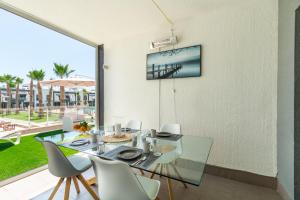 Telewizja i/lub zestaw kina domowego w obiekcie Oasis Beach F 3003