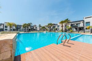 Basen w obiekcie Oasis Beach F 3003 lub w pobliżu