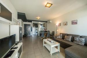 salon z kanapą i telewizorem w obiekcie Oasis Beach F 3003 w mieście Playas de Orihuela