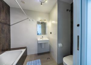 łazienka z umywalką, wanną i toaletą w obiekcie Oasis Beach F 3003 w mieście Playas de Orihuela +27 zdjęć