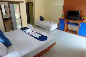 Rúm í herbergi á Calypso Patong Hotel