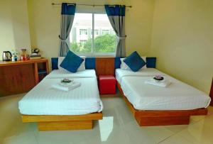 Rúm í herbergi á Calypso Patong Hotel