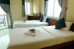 Rúm í herbergi á Calypso Patong Hotel
