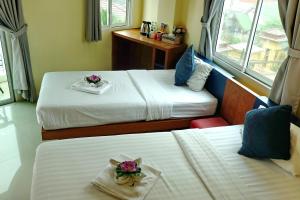 Rúm í herbergi á Calypso Patong Hotel