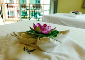 Rúm í herbergi á Calypso Patong Hotel