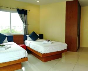 Rúm í herbergi á Calypso Patong Hotel