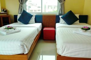 Rúm í herbergi á Calypso Patong Hotel