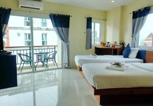 Rúm í herbergi á Calypso Patong Hotel