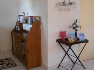 a corner of a room with a table and a shelf at L'Auberge in Abjat