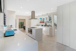 A kitchen or kitchenette at The Lighthouse, Noosa Hill