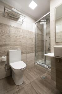e bagno con servizi igienici e doccia. di Amalia City Rooms a Chio (Chios)
