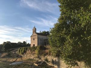 Eine alte Kirche auf einem Hügel in der Unterkunft Casa Rural La Escuela in Los Molinos