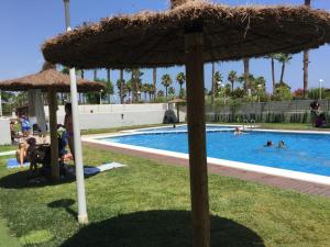 Basen w obiekcie Luxury Apartment 1ª linea de playa Marina D'Or lub w pobliżu