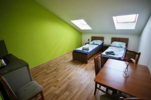 Zimmer mit 2 Betten und einem Esszimmer mit einem Tisch in der Unterkunft Penzion u Vinice in Sedlec