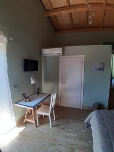 um quarto com uma secretária, uma cama e uma mesa em L.T. METIS em Acireale